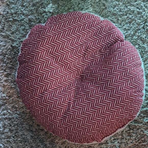 Vibrant Cozy Red and Cream Pet Bedding - Picture 4 of 7